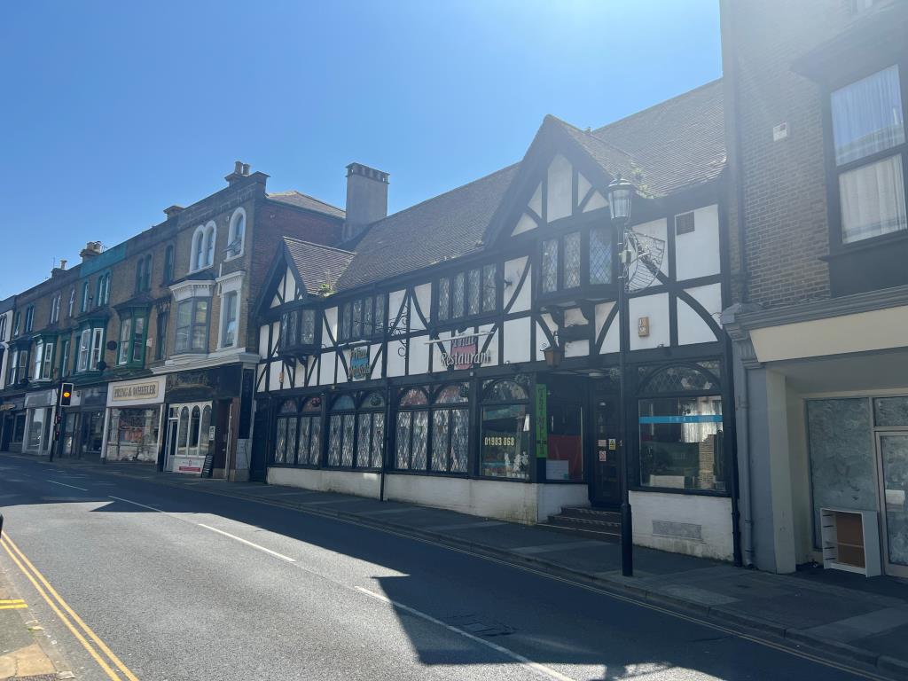 Lot: 109 - LANDMARK TOWN CENTRE FORMER RESTAURANT WITH LIVING ACCOMMODATION - Former restaurant with living accommodation above on High Street